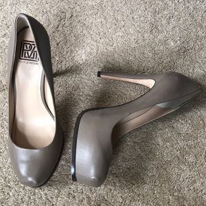 Pour la Victoire Irina grey closed toe heels